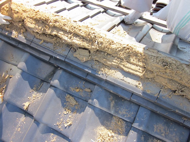 既存の棟瓦を解体